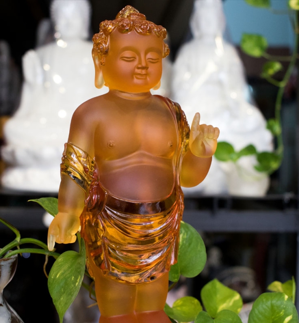 Nhìn vào bức tượng Phật Đản Sanh đá lưu ly hổ phách, bạn sẽ được trầm mê với vẻ đẹp tuyệt vời của nó. Chế tác từ đá lưu ly hổ phách, tượng Phật trở nên đầy sắc nét và toát lên sự thanh khiết, mang lại sự khôn ngoan và hạnh phúc cho cả tâm hồn của người nhìn.