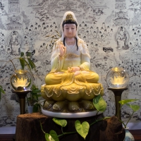 Tượng Phật Bà Quan Âm Đá Y Áo Màu Vàng Trắng Viền Vàng (42cm)6