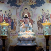 Tượng Phật Bà Quan Âm Ngồi Màu Xanh Thiên Thanh Viền Vàng (40cm)5