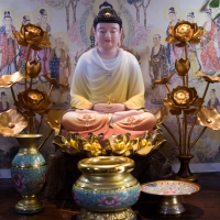Tượng Phật Dược Sư Đá Khoáng Áo Vẽ Gấm Đế Sen Dát Vàng 48cm