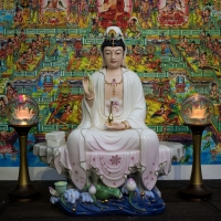 Tượng Phật Bà Quan Âm Men Sư Màu Ngồi Tự Tại Trên Đá - 50cm