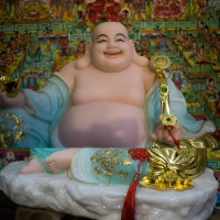 Tượng Phật Di Lặc Tay Cầm Gậy Như Ý Tiền Vàng Cao 35cm1 (2)
