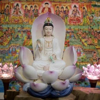 Tượng Phật Bà Quan Âm Men Sứ Màu Ngồi Trong Hoa Sen 42cm3