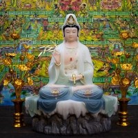 Tượng Phật Quan Âm ngồi bệ đá