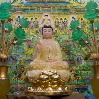 Tượng Phật Quan Âm ngồi đá thạch anh sen viền vàng 48cm